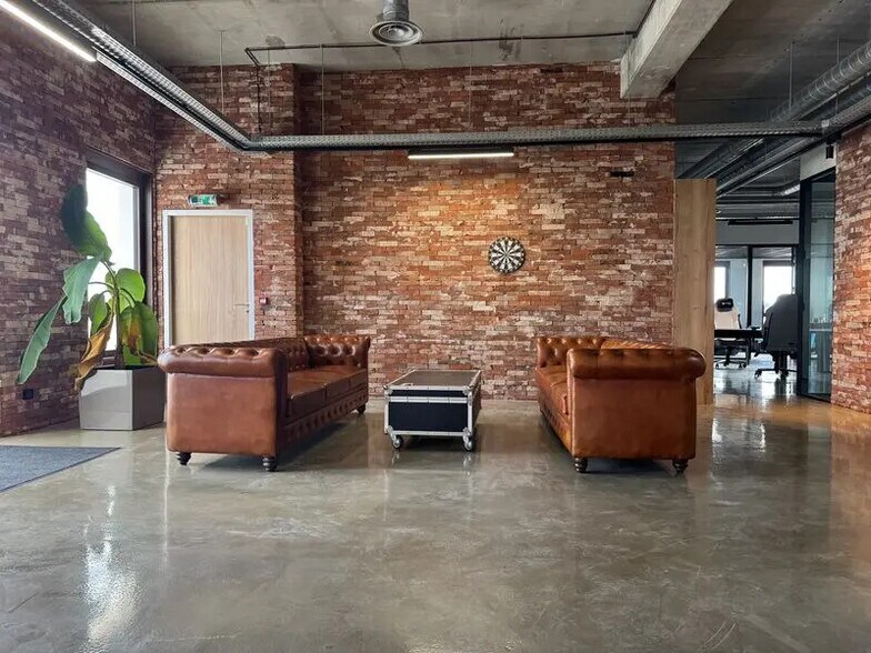 Bureau dans Genas à vendre - Photo de l’immeuble – Image 1 sur 17