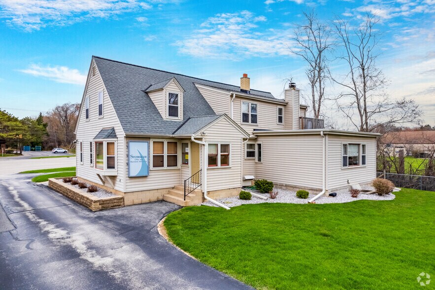 7040 N Green Bay Ave, Glendale, WI à vendre - Photo de l’immeuble – Image 2 sur 30