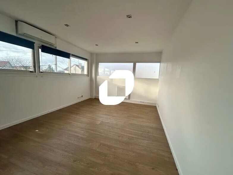 Avenue Des Aubépines, Gonesse à louer - Photo de l’immeuble – Image 2 sur 16