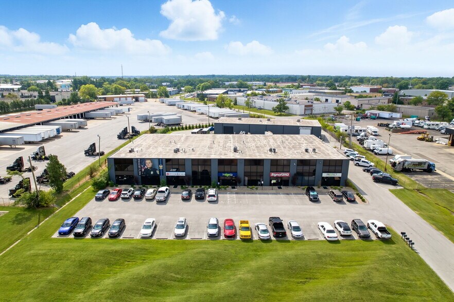 9822-9826 Bluegrass Pky, Louisville, KY à vendre - Photo de l’immeuble – Image 1 sur 24