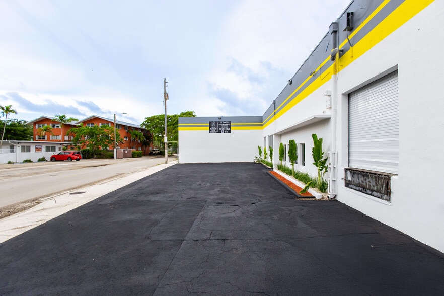 6800-6890 NE 4th Ct, Miami, FL à louer - Photo de l’immeuble – Image 2 sur 15
