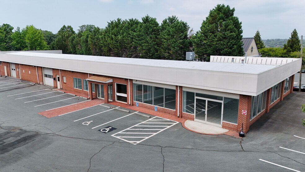 1389 Richmond Rd, Charlottesville, VA à louer - Photo de l’immeuble – Image 2 sur 4