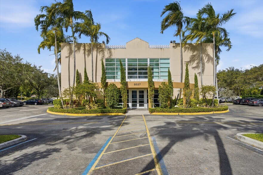 8527 Pines Blvd, Pembroke Pines, FL à vendre - Photo de l’immeuble – Image 1 sur 60