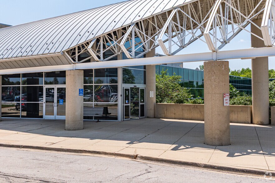 1900 Ogden Ave, Aurora, IL à louer - Photo de l’immeuble – Image 3 sur 20