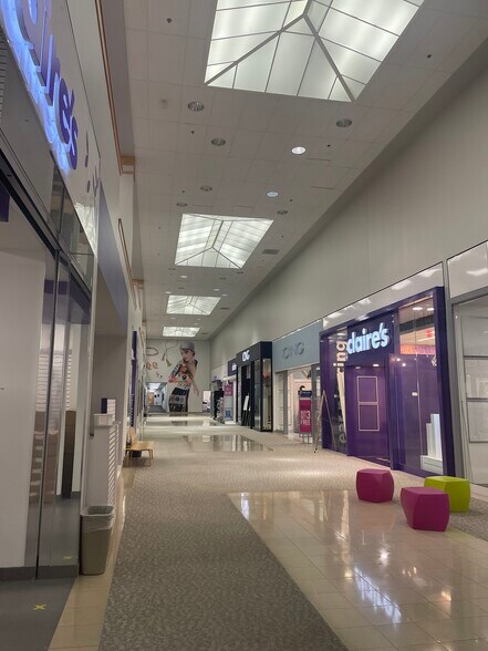 2400 W Central Rd, Hoffman Estates, IL à louer - Photo intérieure – Image 2 sur 6