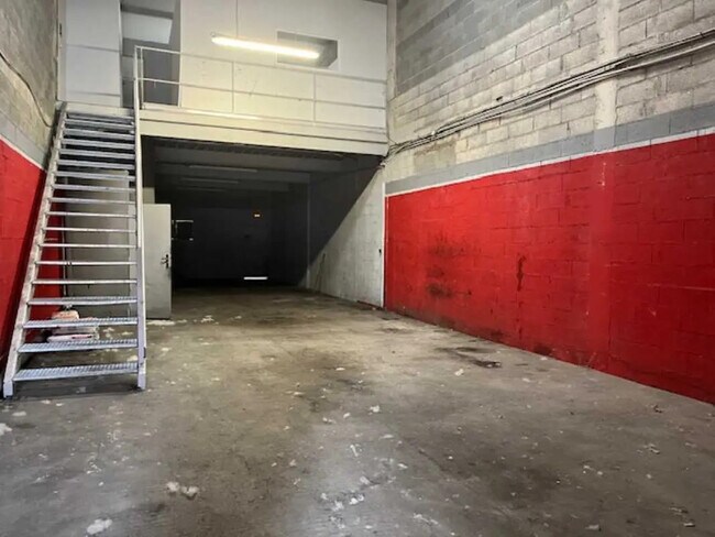 Plus de détails pour Local d’activités à vendre