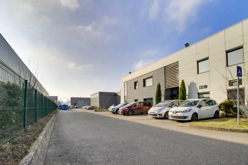 Bureau dans Saint-Priest à louer - Photo de l’immeuble – Image 2 sur 3