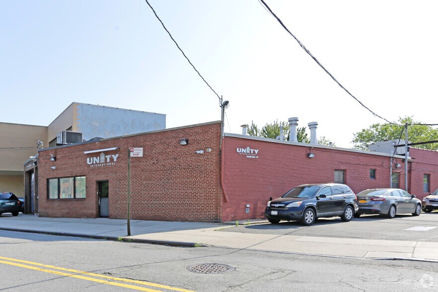 6521 Fresh Meadow Ln, Fresh Meadows, NY à vendre - Photo de l’immeuble – Image 2 sur 4