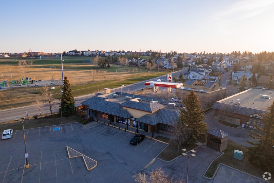 555 Hawkwood Blvd NW, Calgary, AB à vendre - Aérien – Image 3 sur 7