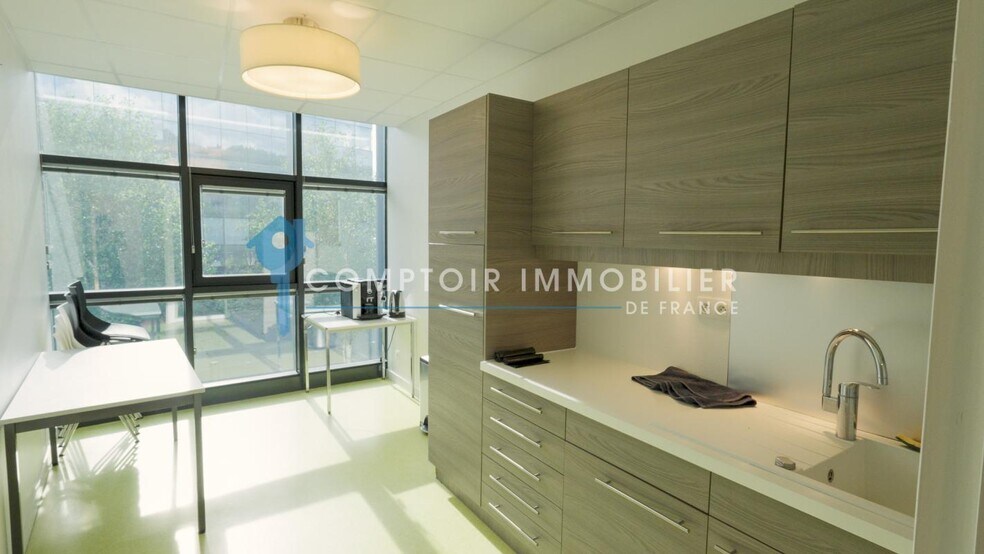 Bureau dans Challes-les-Eaux à vendre - Photo de l’immeuble – Image 3 sur 8