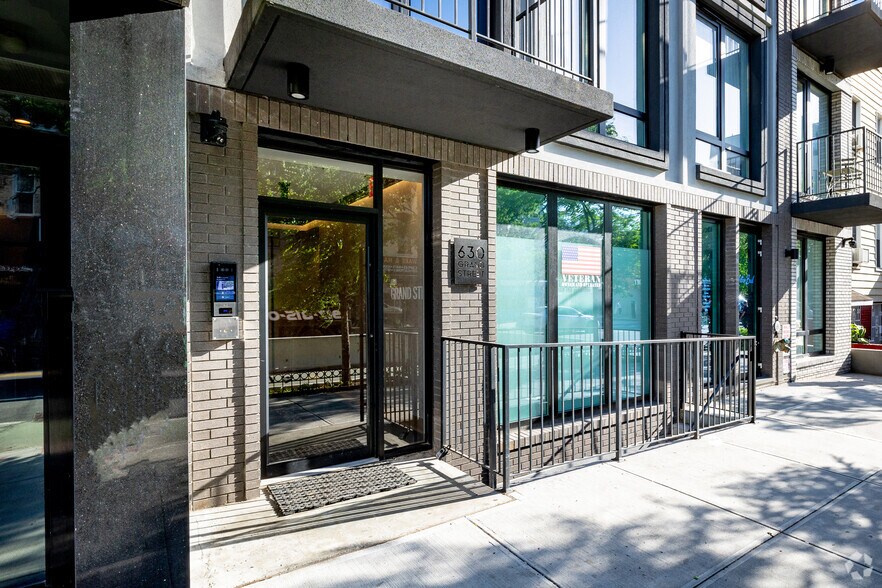 630 Grand St, Brooklyn, NY à vendre - Photo de l’immeuble – Image 3 sur 5