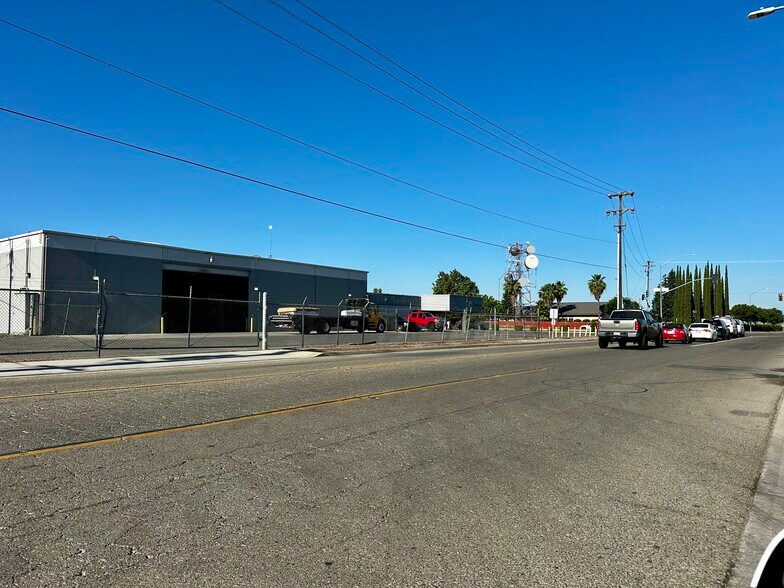 2380 N Clovis Ave, Fresno, CA à louer - Photo de l’immeuble – Image 3 sur 10