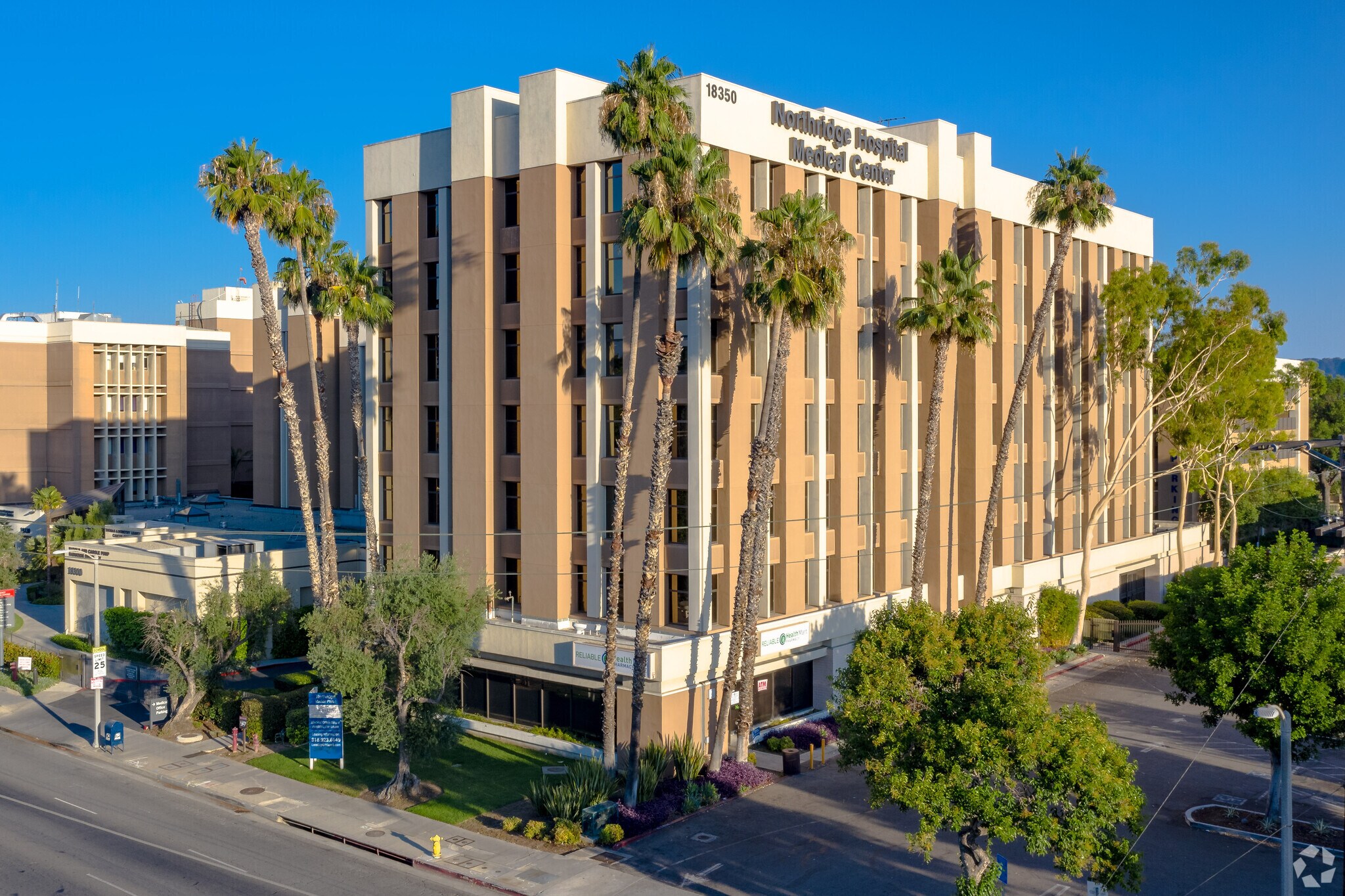 18350 Roscoe Blvd, Northridge, CA à louer Photo principale– Image 1 sur 12