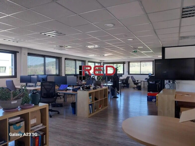 Bureau dans Éguilles à vendre - Photo de l’immeuble – Image 2 sur 4