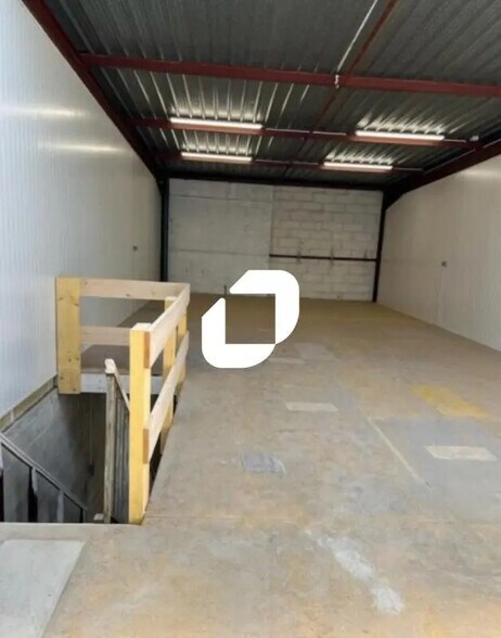 Local d’activités dans Roissy-en-Brie à louer - Photo de l’immeuble – Image 3 sur 4