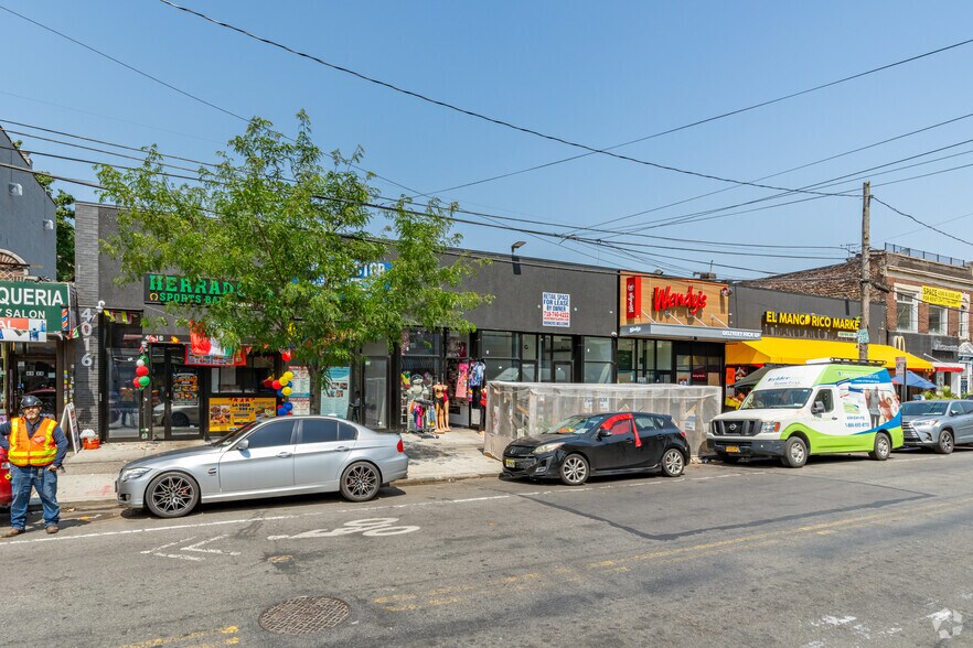 40-16 National St, Corona, NY à louer - Photo de l’immeuble – Image 1 sur 8