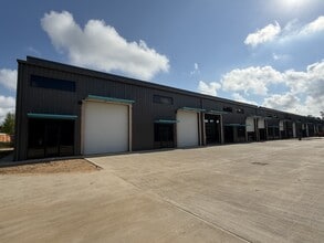 2007 Airport Rd, Conroe, TX à louer Photo de l’immeuble– Image 1 sur 20