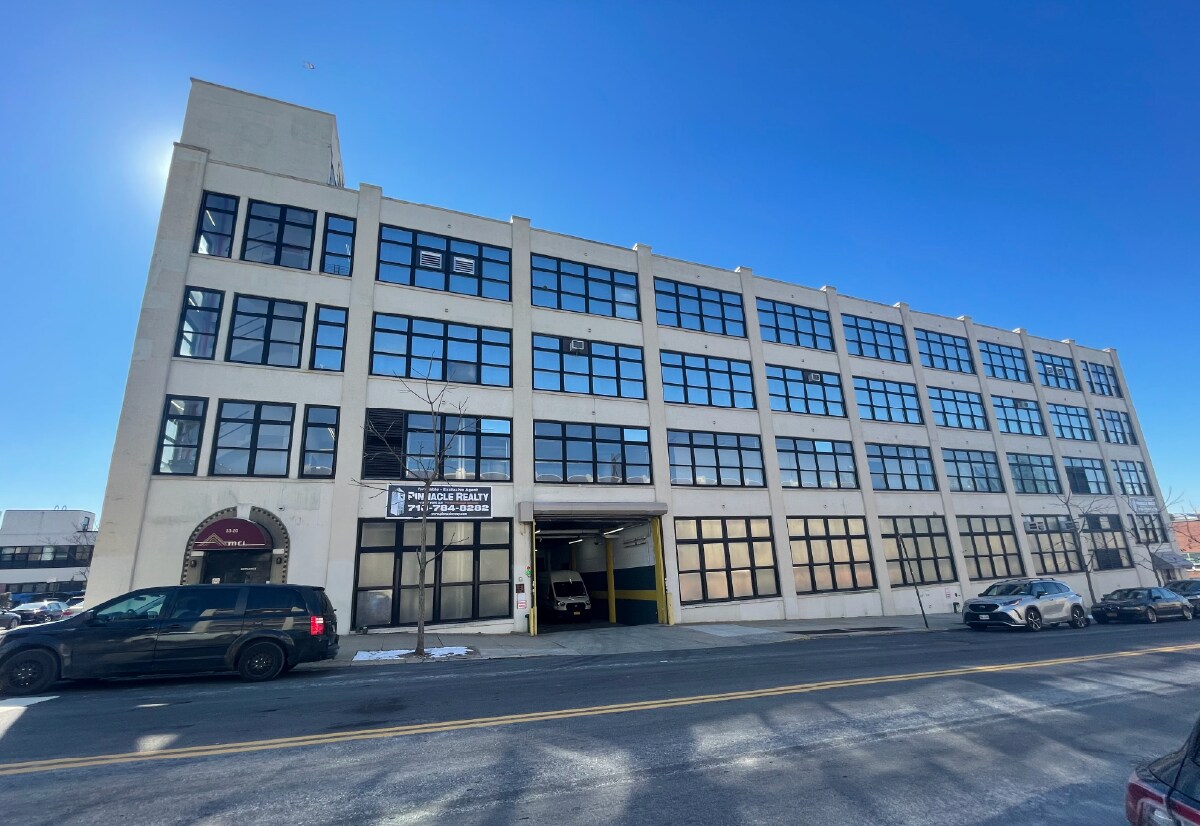 3302 48th Ave, Long Island City, NY à louer Photo de l’immeuble– Image 1 sur 6