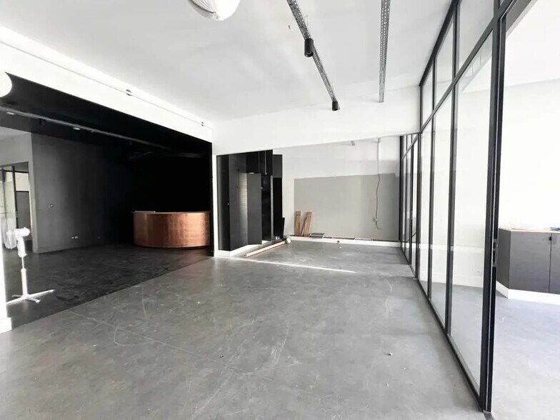 Local d’activités dans Paris à louer - Photo de l’immeuble – Image 1 sur 5