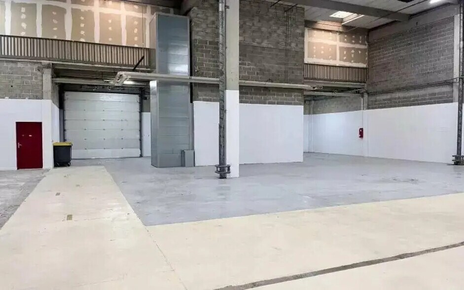 Local d’activités dans Sarcelles à louer - Photo de l’immeuble – Image 3 sur 5
