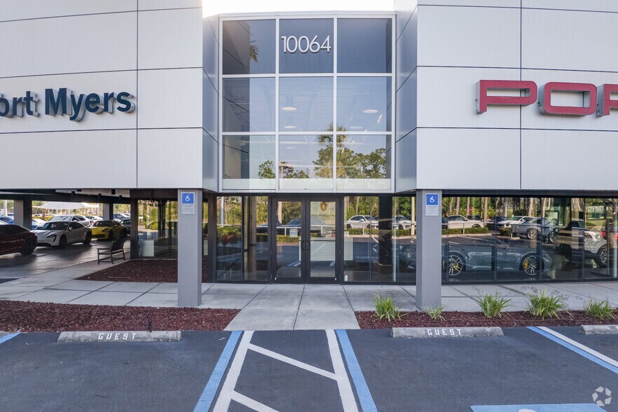 10064 Daniels Interstate Ct, Fort Myers, FL à vendre - Photo de l’immeuble – Image 3 sur 6