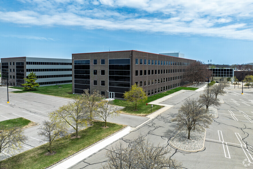3000 University Dr, Auburn Hills, MI à louer - Photo de l’immeuble – Image 2 sur 5