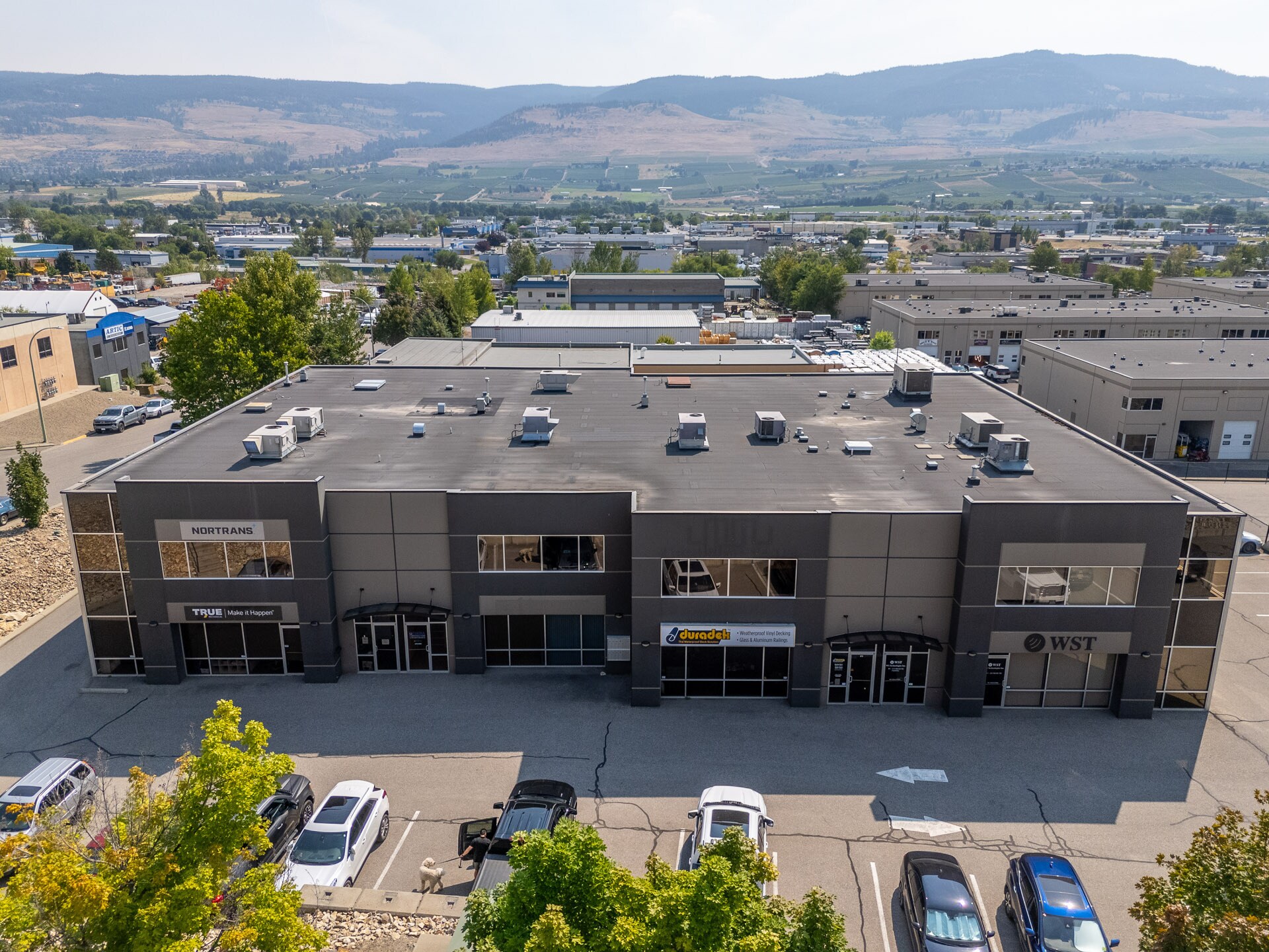 215 Neave Rd, Kelowna, BC à louer Photo de l’immeuble– Image 1 sur 7