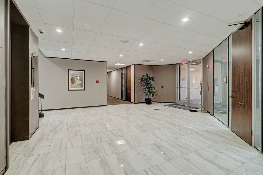 450 N Sam Houston Pky E, Houston, TX à louer - Photo intérieure – Image 3 sur 23