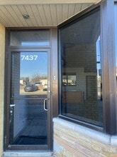 7437 W Irving Park Rd, Chicago, IL à louer Photo intérieure– Image 2 sur 10