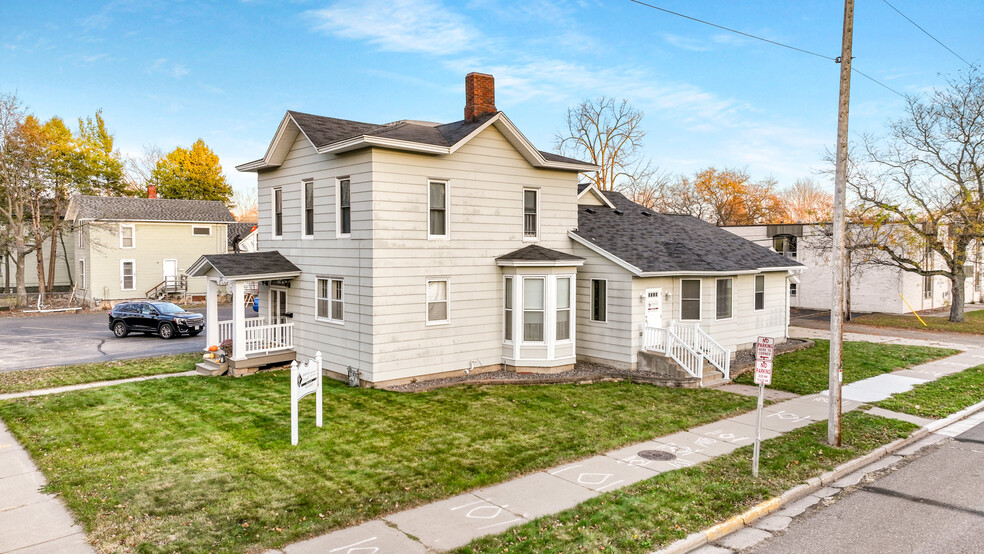 33 W Cedar St, Chippewa Falls, WI à vendre - Photo de l’immeuble – Image 2 sur 44