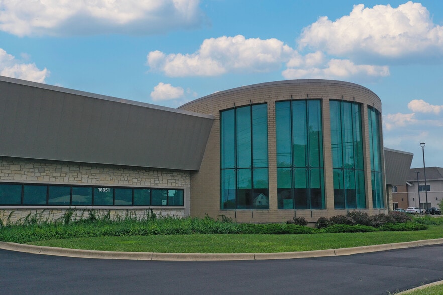 16051 Weber Rd, Crest Hill, IL à louer - Photo de l’immeuble – Image 3 sur 6