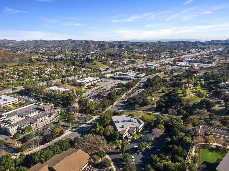 29800 Agoura Rd, Agoura Hills, CA à louer - Aérien – Image 2 sur 12