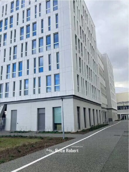 Bureau dans Décines-Charpieu à louer - Photo de l’immeuble – Image 2 sur 19