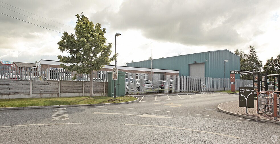 Whitefield Rd, Stockport à louer - Photo de l’immeuble – Image 2 sur 5