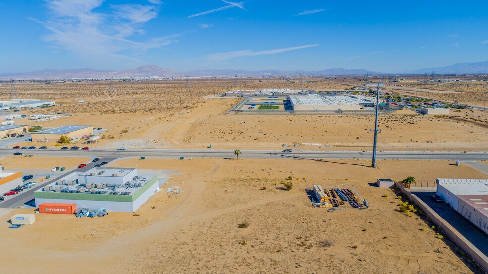 17020 Raccoon Ave, Adelanto, CA à vendre - Photo de l’immeuble – Image 2 sur 15