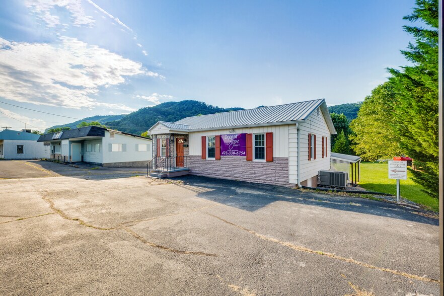 1119 N Main Ave, Erwin, TN à louer - Photo de l’immeuble – Image 2 sur 31