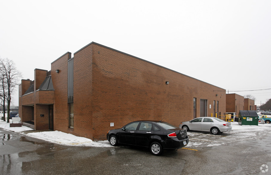 25 Van Kirk Dr, Brampton, ON à vendre - Photo de l’immeuble – Image 3 sur 5