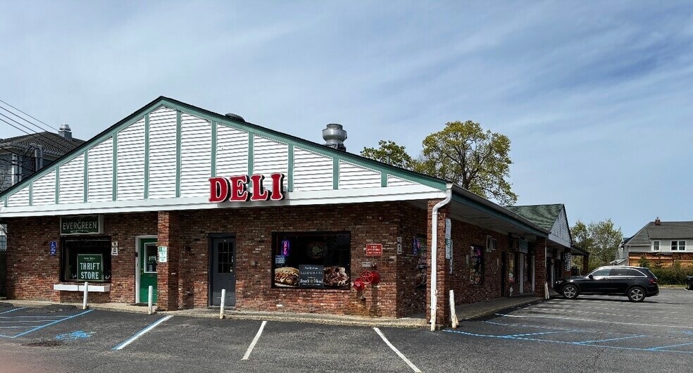 117 Main St, East Islip, NY à louer - Photo principale – Image 1 sur 16
