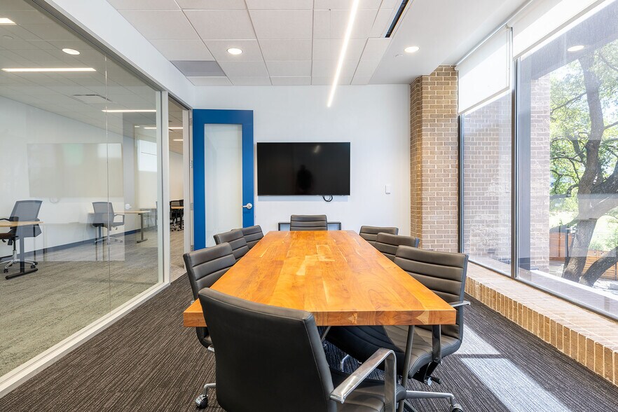 305 E Huntland Dr, Austin, TX à louer - Photo de l’immeuble – Image 3 sur 16