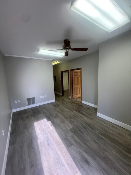 1375 Kemper Meadow Dr, Forest Park, OH à louer - Photo de l’immeuble – Image 3 sur 7