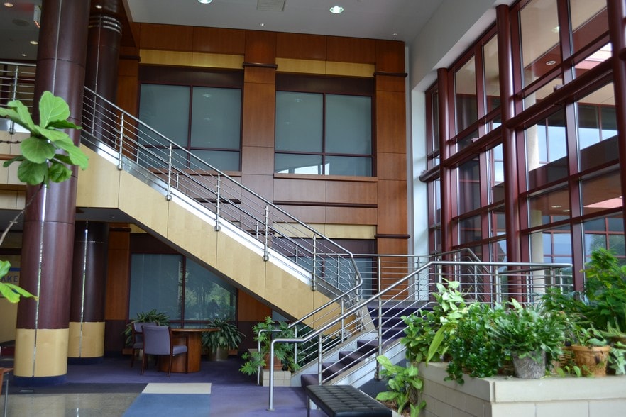 130 N Cheshire Ln, Minnetonka, MN à louer - Hall d’entrée – Image 2 sur 16