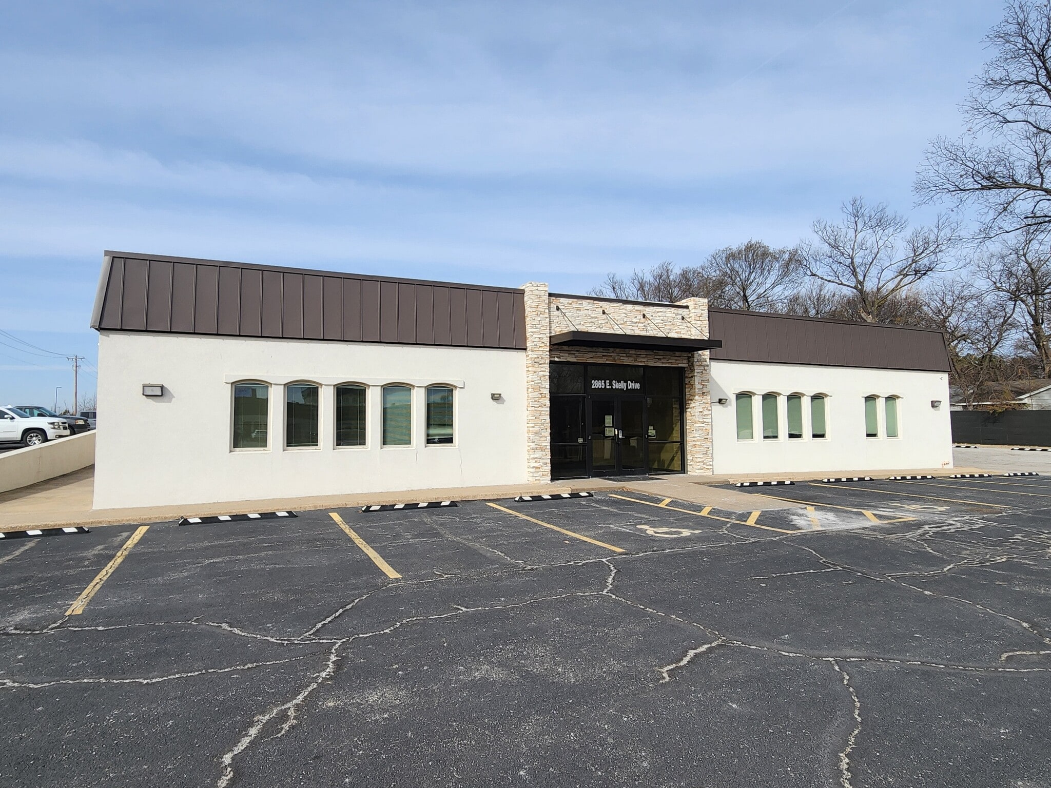 2865 E Skelly Dr, Tulsa, OK à louer Photo de l’immeuble– Image 1 sur 4