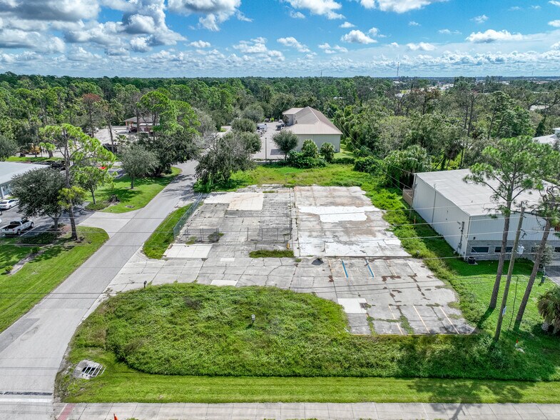 17320 Brighton Ave, Port Charlotte, FL à vendre - Photo de l’immeuble – Image 2 sur 13