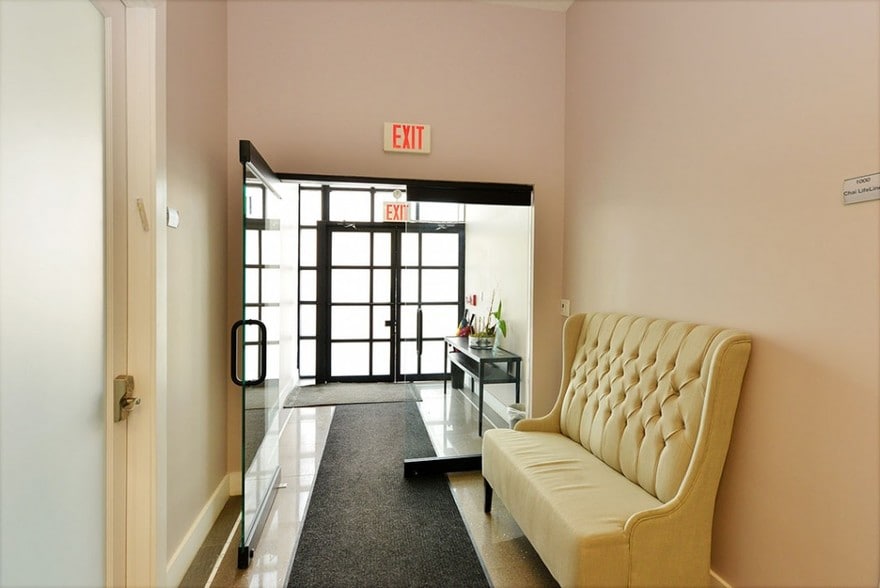 91 Carman Ave, Cedarhurst, NY à vendre - Hall d’entrée – Image 2 sur 13
