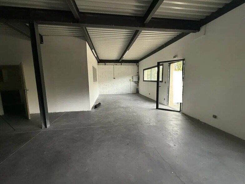 Local d’activités dans Le Thor à louer - Photo intérieure – Image 2 sur 5