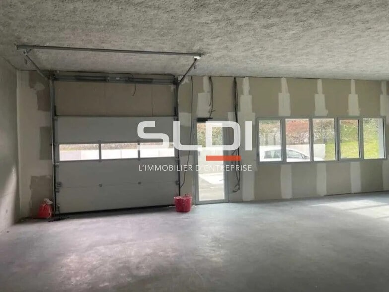 Local d'activités dans Lissieu à vendre - Photo de l’immeuble – Image 3 sur 7