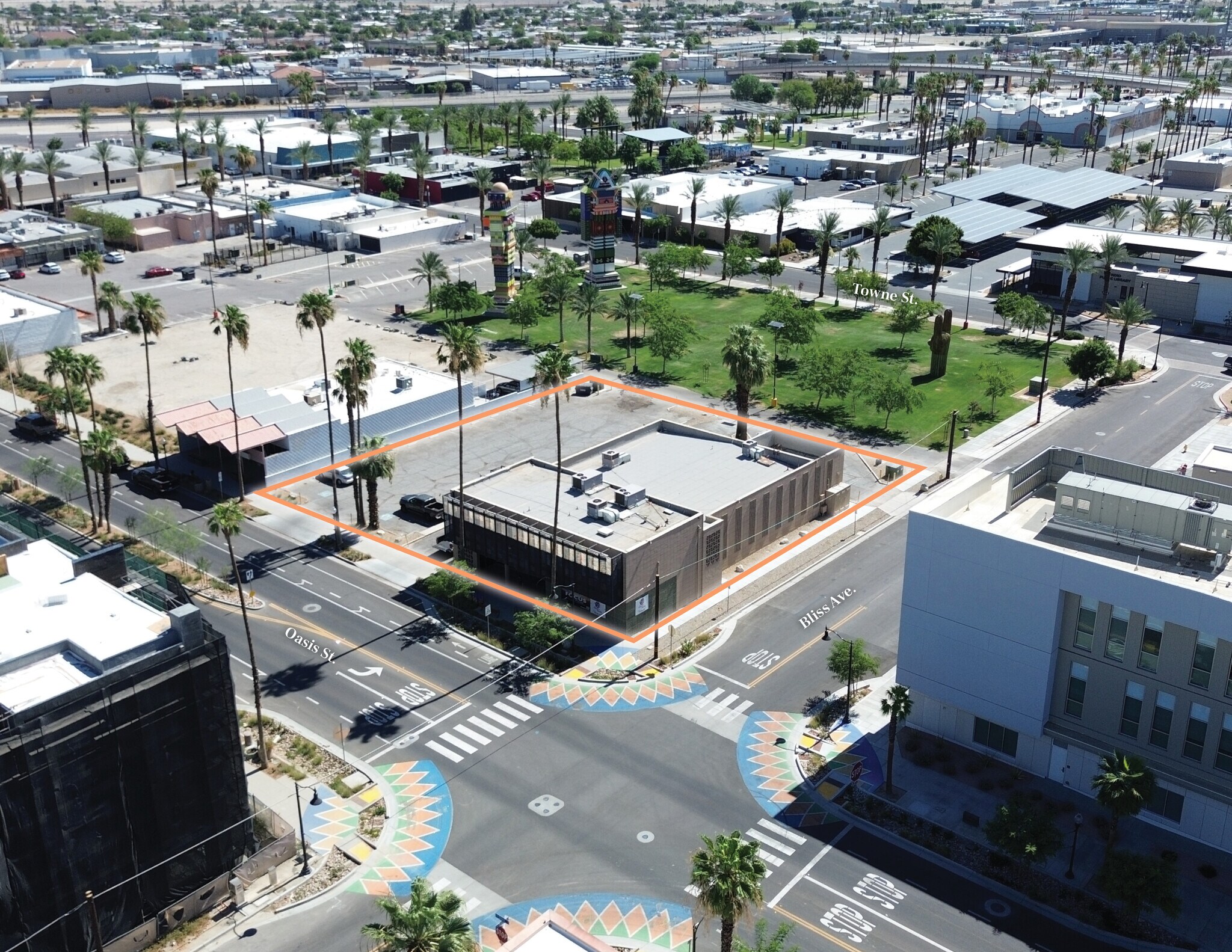 45300 Oasis St, Indio, CA à vendre Photo de l’immeuble– Image 1 sur 11