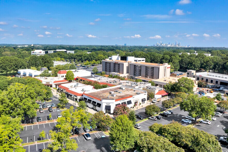 6401 Carnegie Blvd, Charlotte, NC à louer - Photo de l’immeuble – Image 2 sur 6