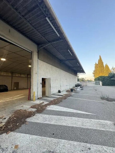 Local d’activités dans Châteaurenard à louer - Photo de l’immeuble – Image 2 sur 6