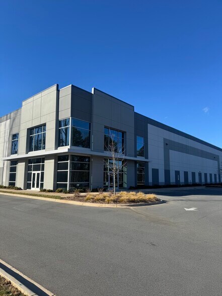13359 Reese Blvd, Huntersville, NC à louer - Photo de l’immeuble – Image 2 sur 5